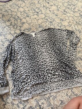 H&M Gray Leopard-Print Long Sleeve Sweater-Top